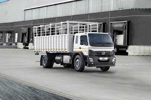 BharatBenz 1917R Front Right Side BharatBenz 1917R Front Right Side