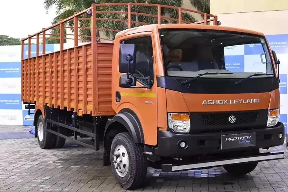 Ashok Leyland Partner Super 1114 Front Right Side