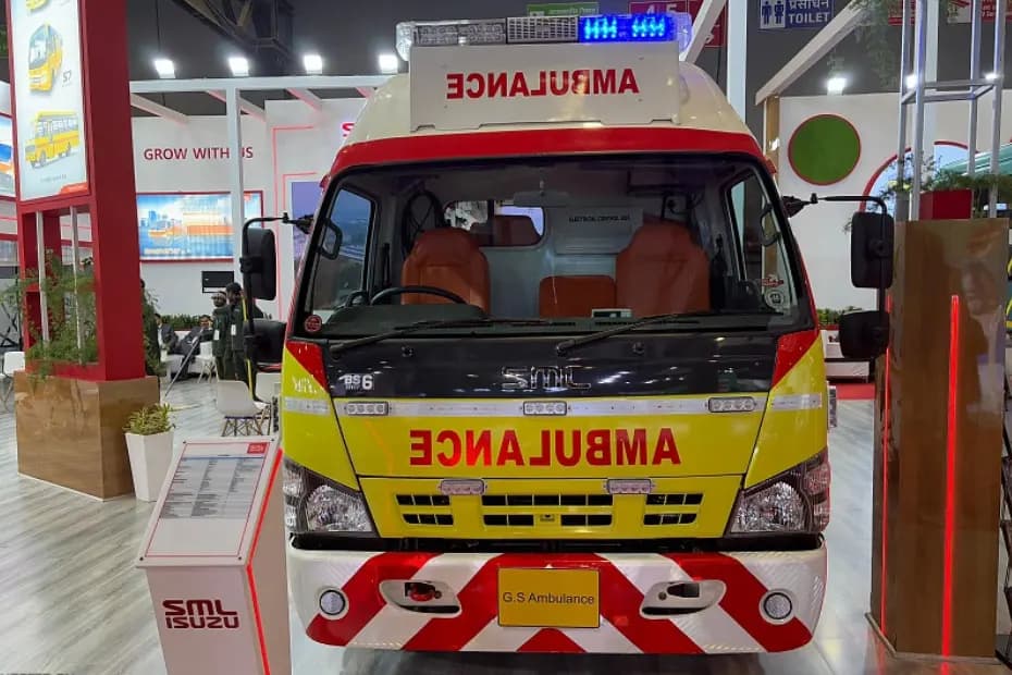 SML Isuzu GS Ambulance Front View