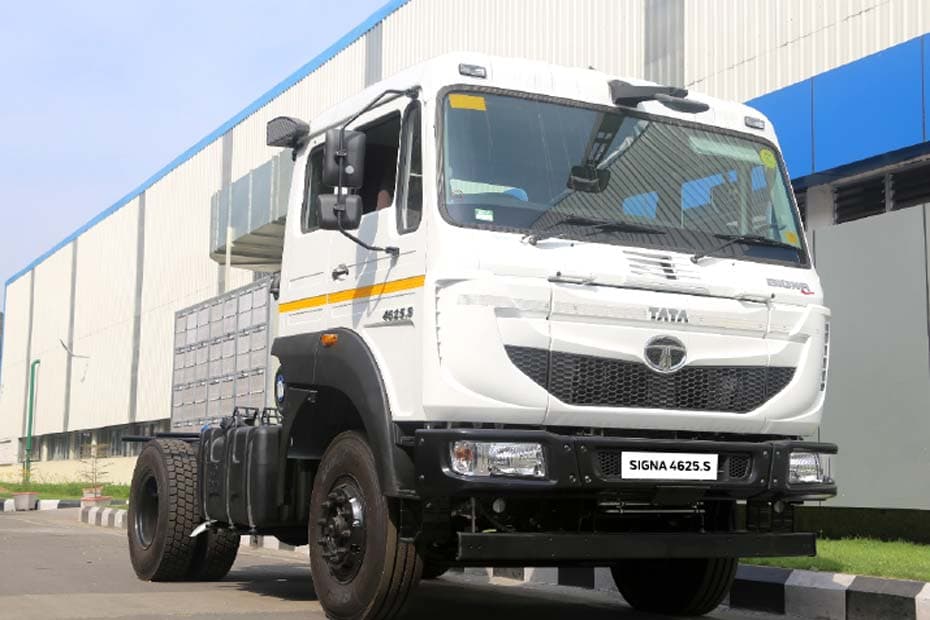 Tata Signa 4625.S Front Right Side