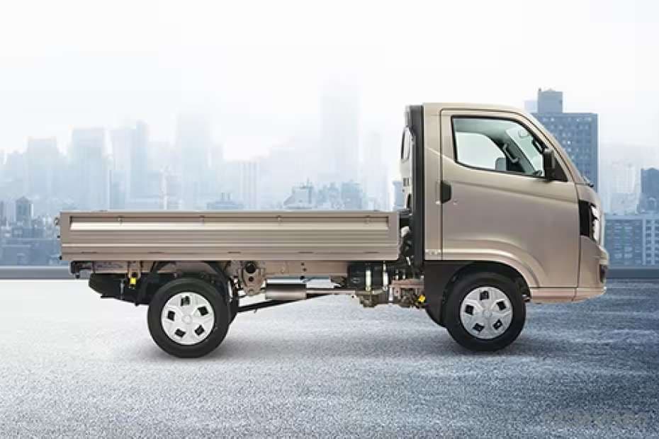 Big loading area with radial tyres for versatile load carrying Big loading area with radial tyres for versatile load carrying